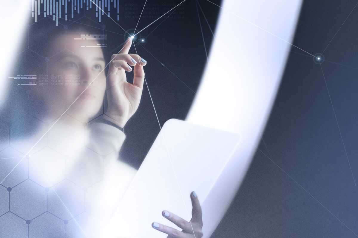 Futuristische Planung an einer digitalen Wand mit Hilfe von KI