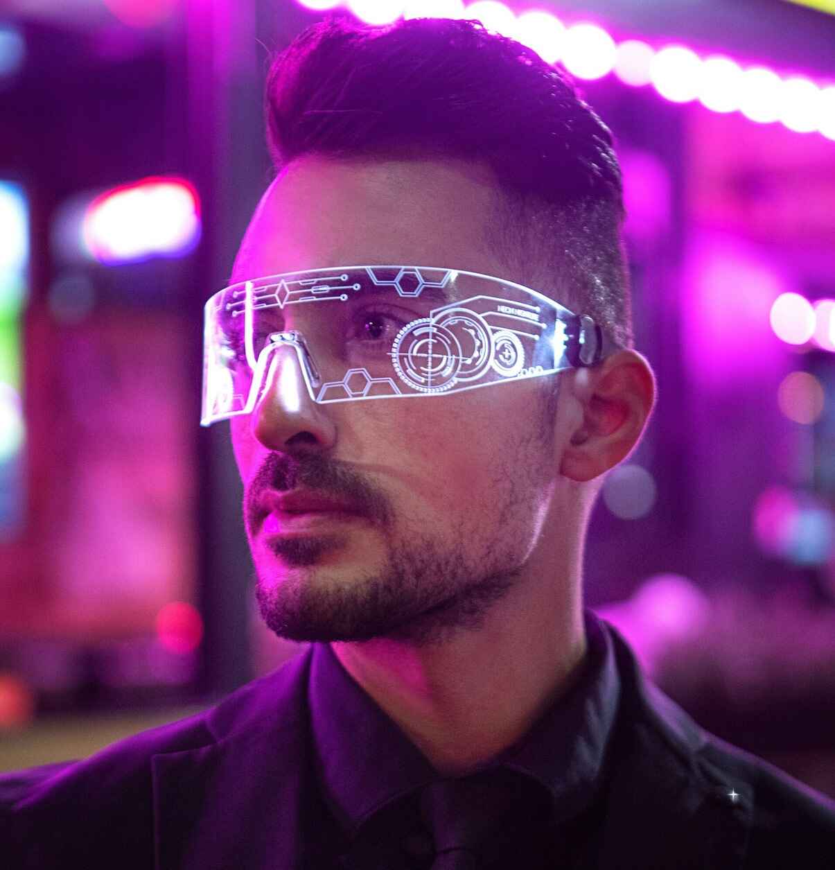 Ein Mann mit einer AI Brille als Vision. Werden wir in 10 Jahren alle so rumlaufen?